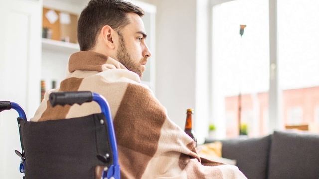 Сторож увидел старичка, а подойдя к нему, он узнал его шокирующую историю…