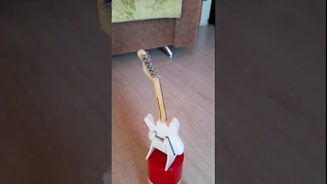 Mini Guitar Fender Stratocaster (мини гитара сувенир из дерева) смотреть онлайн