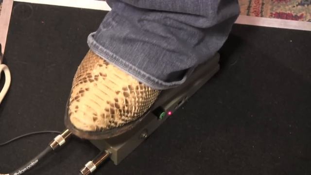 Ibanez WH10 plastic wah guitar pedal demo with Kingbee Strat & Mojotone Plexi смотреть онлайн