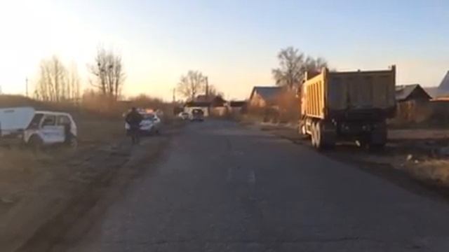 В Улан-Удэ самосвал протаранил "Ниву" 7 смотреть онлайн