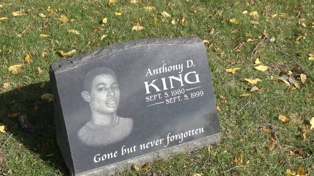 Tiny JOE-MOE, Hung by the Neck by his Mother. Sunset Memorial Lawns Cemetery, Northbrook, Illinois смотреть онлайн