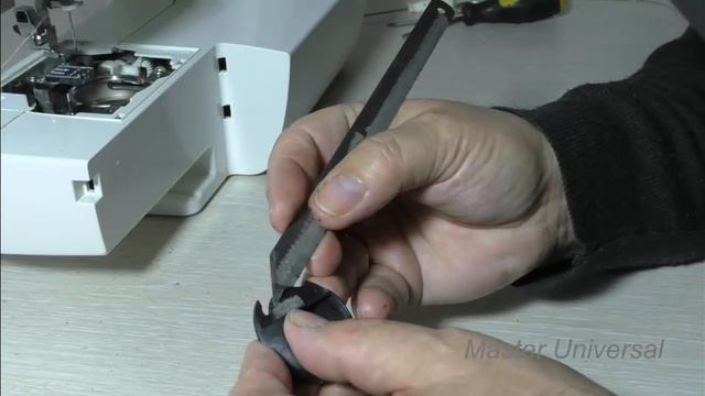 Пластиковый шпуледержатель повреждён от удара иголкой. Видео № 552. смотреть онлайн