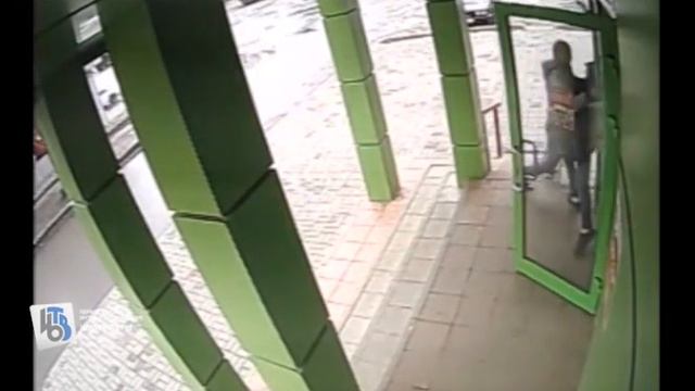 В Курске 23-летний разбойник, похитив товар, устроил драку с контролером магазина смотреть онлайн