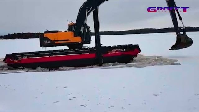 Экскаватор амфибия Свампкинг работает на льду смотреть онлайн