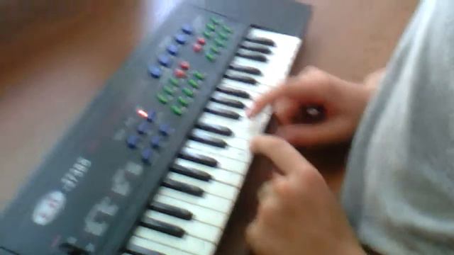 Учимся играть на маленьком сентизаторе смотреть онлайн