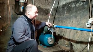 Два гідрофори (мінібашні, насоси) беруть воду з одної скважини.