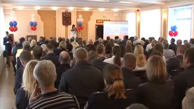 В день полиции люди в погонах принимают благодарность и поздравления смотреть онлайн