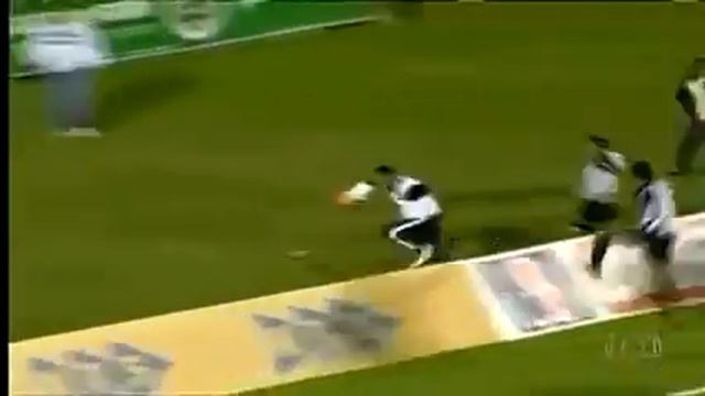 Бразилии массажист дважды спас свою команду от пропущенного мяча смотреть онлайн