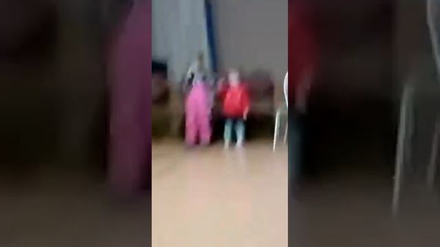 Девочке 3 года, она поет песню белый снег смотреть онлайн