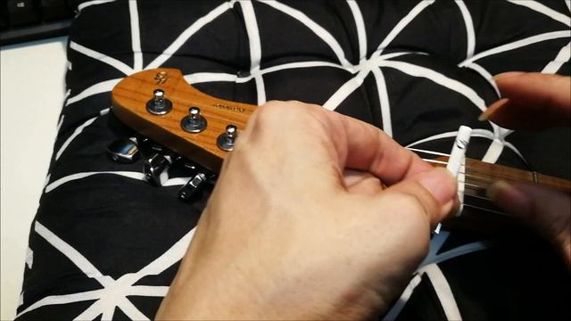 The Harley Benton Fusion HSH Roasted Maple.. Removing the retainer bar. смотреть онлайн