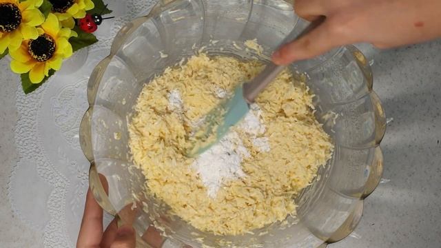 Пироги с луком и грибами