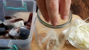 Маринованная селедка с уксусом и луком