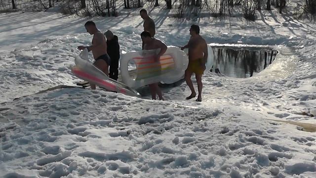 клуб моржей из Екатеринбурга открыл пляжный сезон смотреть онлайн
