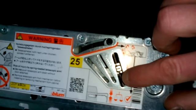 Как отрегулировать авентос блюм, чтоб фиксировался на любом уровне