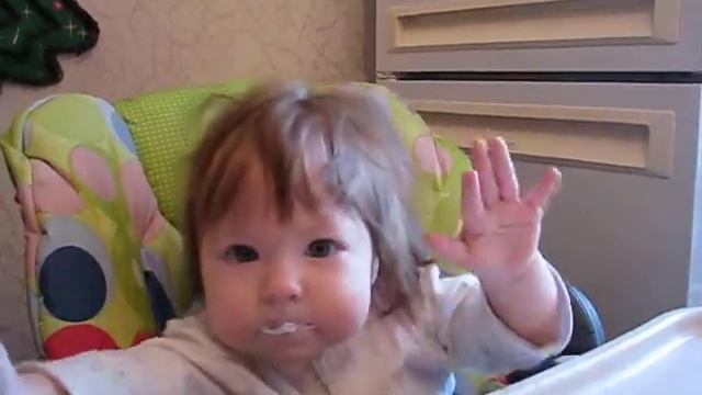 Ульянка кушает творожок