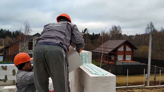 Кладка стен загородного дома из газобетонных блоков на клей пену смотреть онлайн