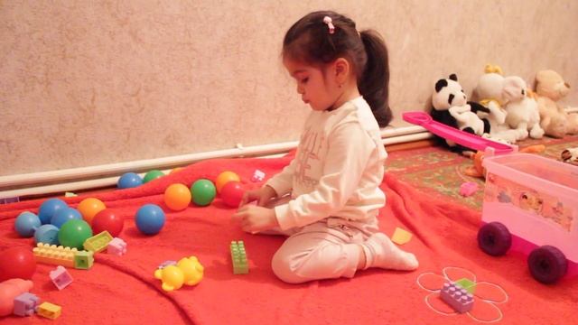 Сара играет в конструктор. Мелкая моторика. Развивающие игры. смотреть онлайн