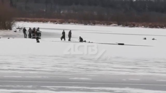 Доставали руками и брёвнами: появилось видео с места гибели рыбака на Сахалине смотреть онлайн