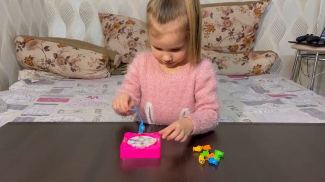 Обзор новой игрушки. Ловим рыбки вместе! смотреть онлайн