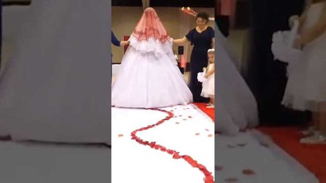 Зачем она так нарядилась смотреть онлайн