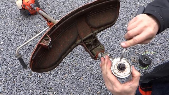 Údržba křovinořezu - výměna filtru, broušení nože, mazání převodu + sekání křovin смотреть онлайн