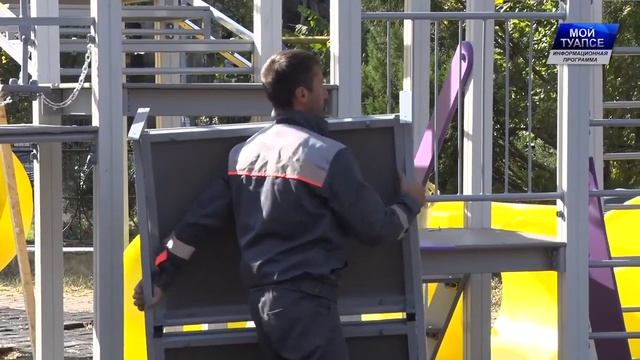 В сквере на улице Ленина завершается строительство нового игрового комплекса для детей смотреть онлайн