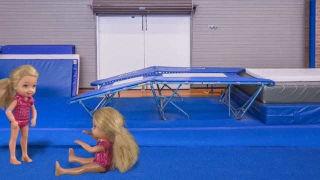 Barbie - Our First Gymnastics Grading | Ep.200 смотреть онлайн