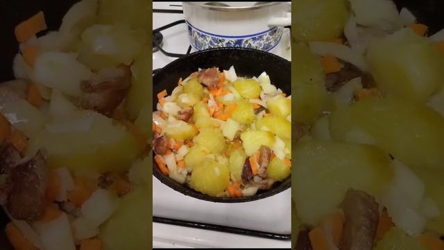 Как быстро приготовить ужин . Картофель жареный со свининой и яйцами . смотреть онлайн