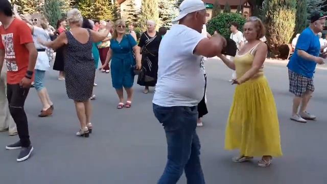 ЦВЕТЫ СОБИРАЙ! СЧАСТЛИВЫЕ МОМЕНТЫ ИЗ ПАРКА ГОРЬКОГО ХАРЬКОВ смотреть онлайн
