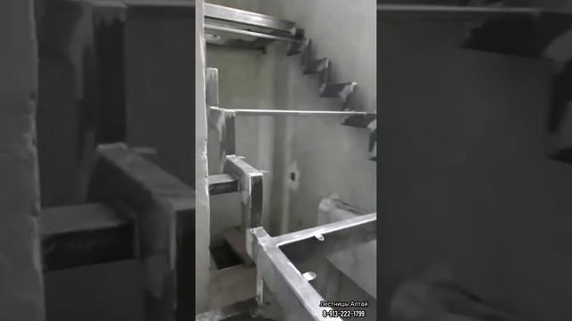 Каркас лестницы на металлических косоурах. Под зашивку деревом. Разворот на 180° и 2 площадки. смотреть онлайн