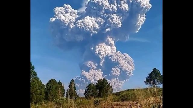 Мощное извержение вулкана Синабунг Индонезия смотреть онлайн