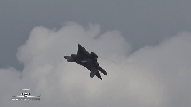 F-22 Raptor open weapons bay flypast USAF incl. Radio ATC at RIAT 2017 AirShow смотреть онлайн