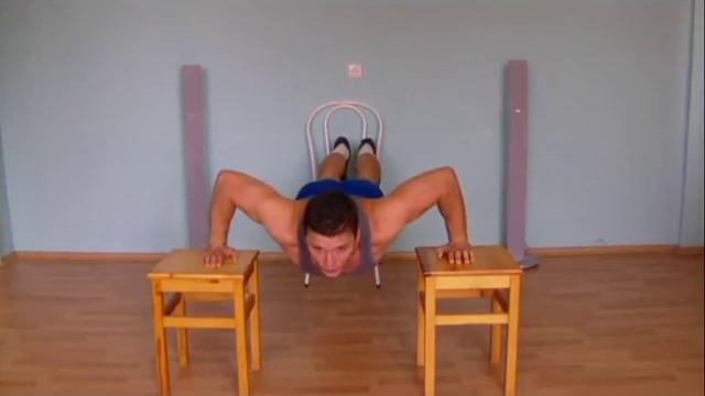 Как накачать грудные мышцы дома. Отжимания с широкой постановкой рук. Обучающее видео. смотреть онлайн