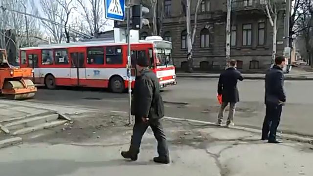 Сотрудник Элу автодорог бросается на людей смотреть онлайн