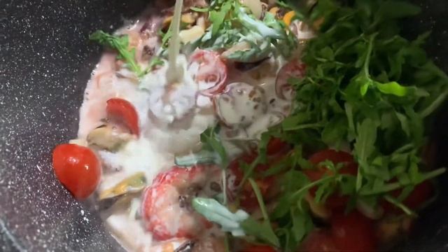 Паста с чернилами каракатицы с морепродуктами в сливочном соусе|Вкуснейший ужин за 10 минут смотреть онлайн