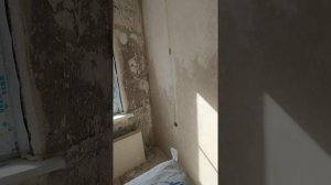 Штробления оштукатуренных стен под электропроводку.