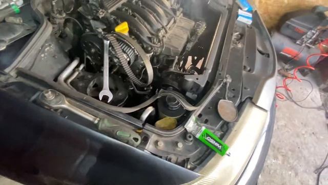 Renault Laguna 1.8 16v. Замена ремня грм +сальников коленвала и распредвалов смотреть онлайн