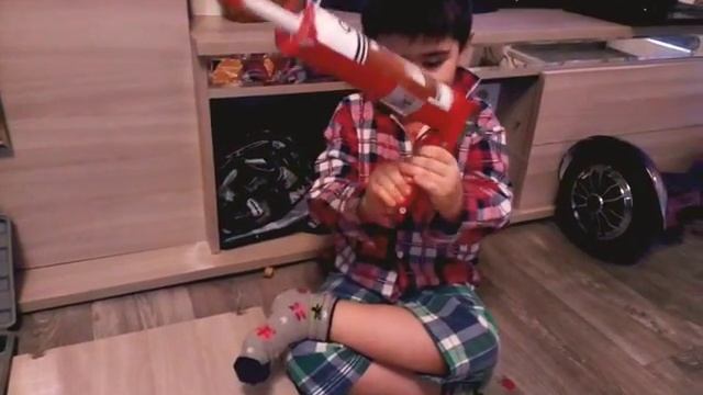 Вставляем клей в пистолет на канале "Маленький Строитель" смотреть онлайн
