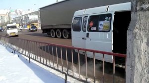 Автобусы зимой. Едут по дороге, останавливаются на остановках