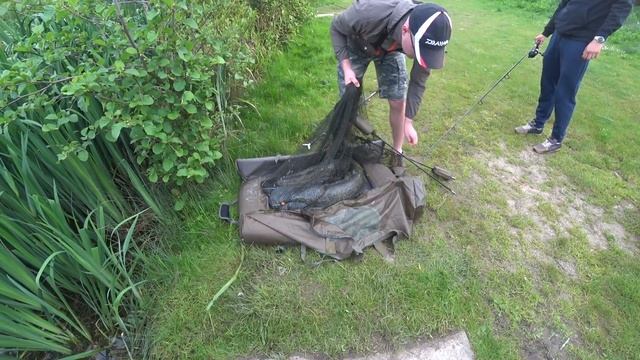 ОЗЁРНЫЙ МОНСТР ВЗЯЛ БОЙЛ!!! СУПЕР рыбалка на сома на мелком озере. смотреть онлайн