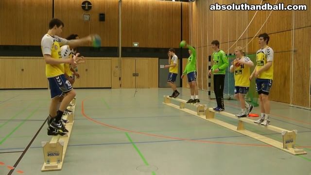Pass-/Coordination training on benches смотреть онлайн