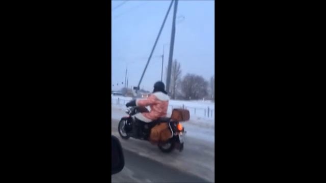 Дед мороз байкер на мотоцикле в Омске зимой смотреть онлайн