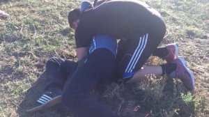 Два милых парня целуются посреди площадки.