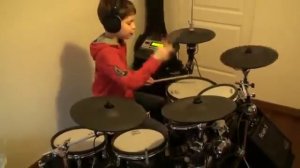 Мальчик превосходно играет Нирвану на барабанах
