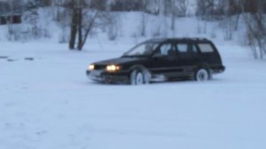 Тойота Кариб по зимнему пляжу.