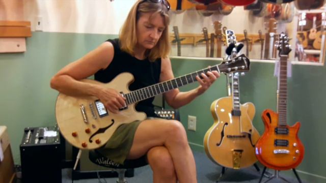 Nina Friend plays an Eastman T184MX-BD Guitar смотреть онлайн