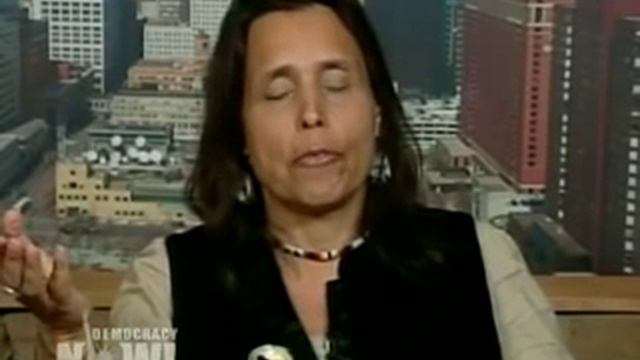 Winona LaDuke on Militarization of Indian Country & Obama Admin's Lip Service to Indigenous Rights смотреть онлайн