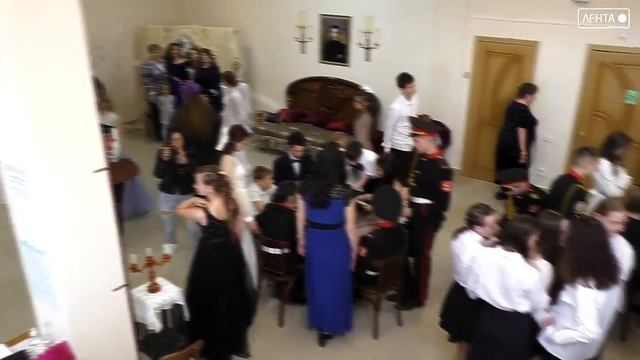 И блеск, и шум, и говор бала. В Артёме прошёл пушкинский бал. смотреть онлайн