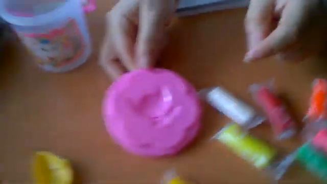 PLAY DOH в маленьких упаковках..Николь играется с пластилином.. смотреть онлайн