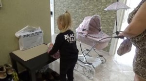 Алиса КАК МАМА гуляет на детской площадке с коляской Stroller for dolls on the Playground
